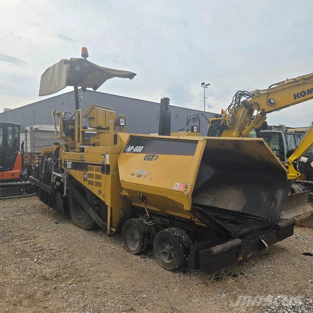 CAT AP600 Strassenfertiger