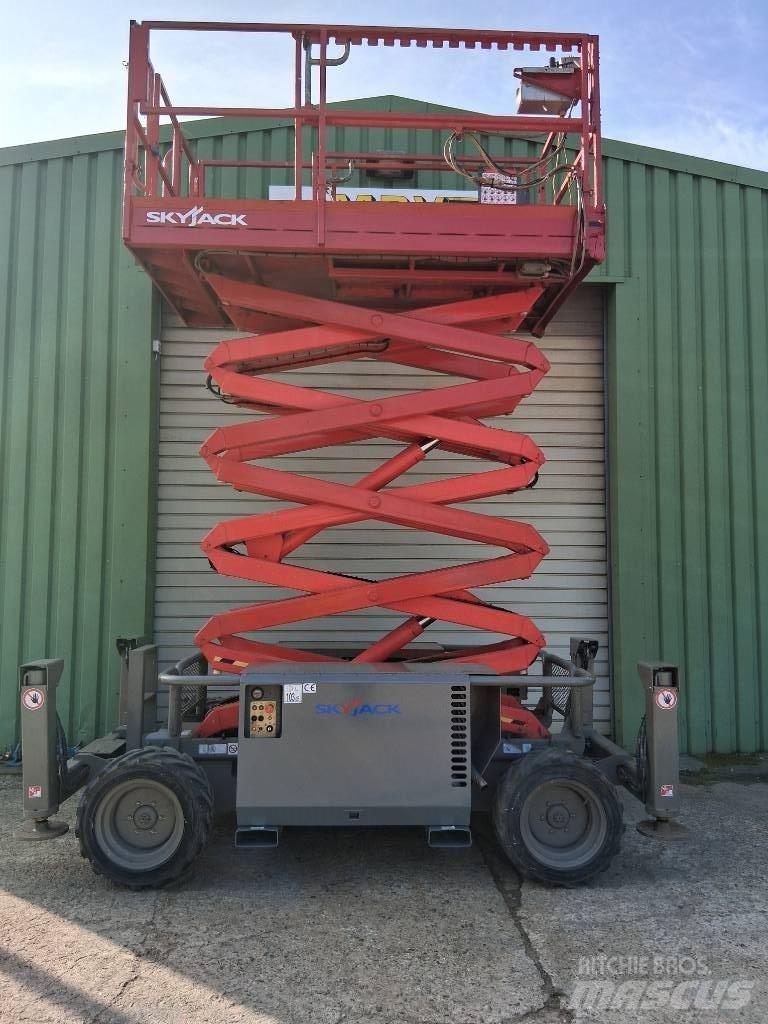 SkyJack SJ 6832 RT Scheren-Arbeitsbühnen