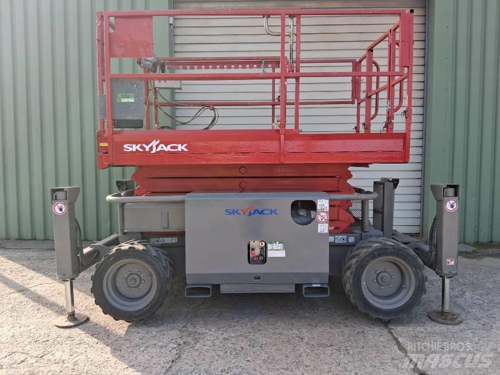 SkyJack SJ 6832 RT Scheren-Arbeitsbühnen