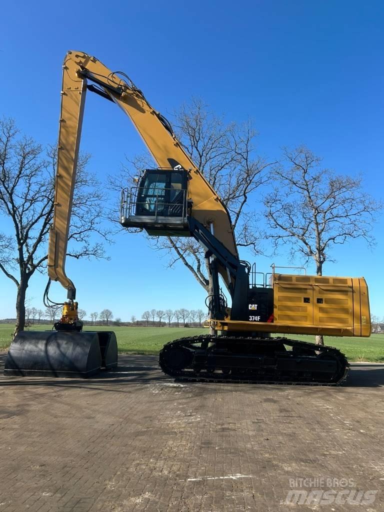 CAT 374 F Materialumschlag