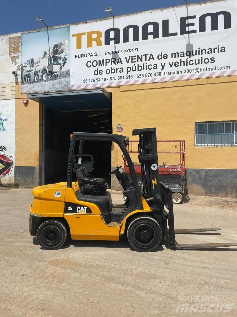 CAT 35 Diesel Stapler