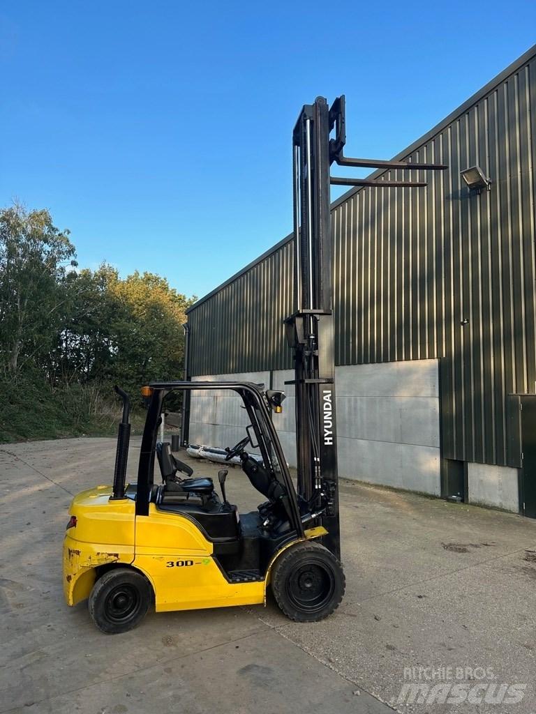 Hyundai 30 D-9 Diesel Stapler