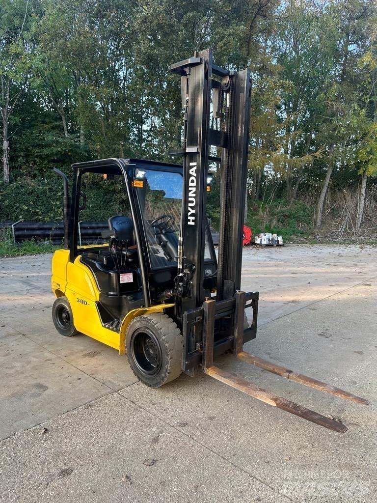 Hyundai 30 D-9 Diesel Stapler