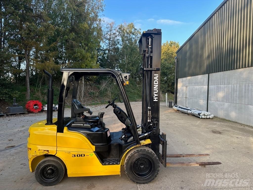 Hyundai 30 D-9 Diesel Stapler
