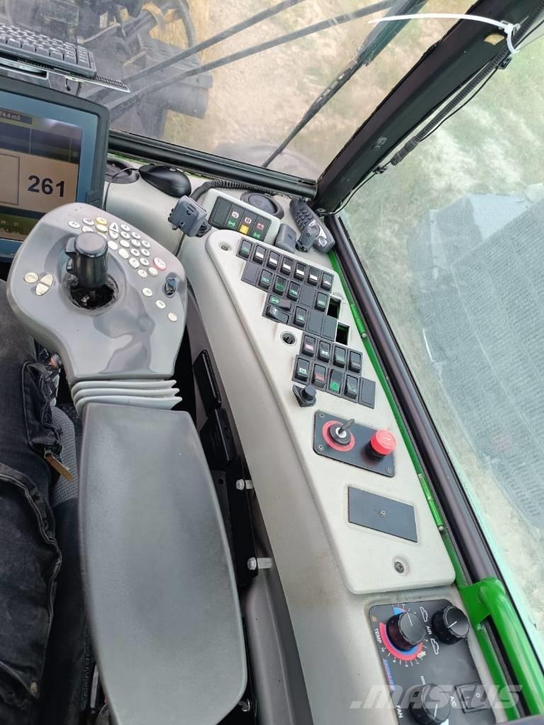 John Deere 770 D Harvester