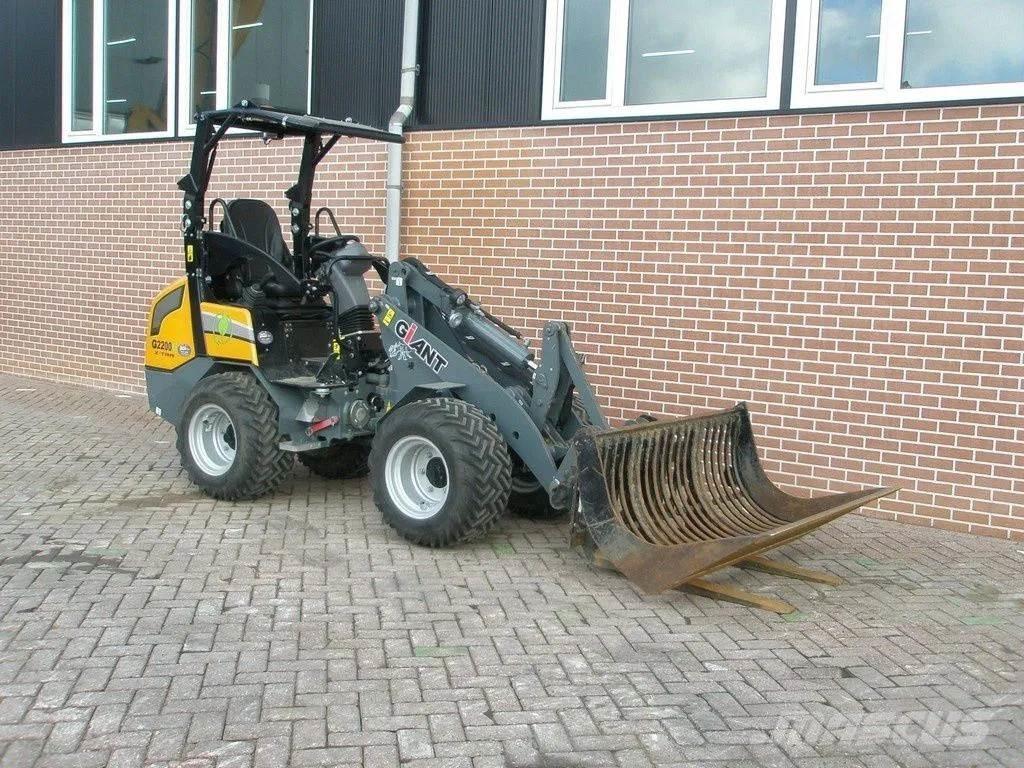 GiANT G2200E Minilader