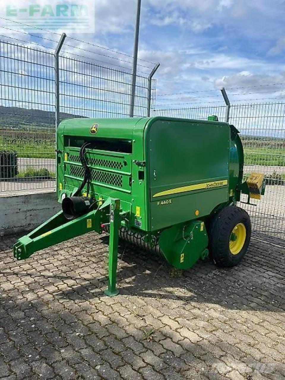 John Deere f440e Quaderpressen