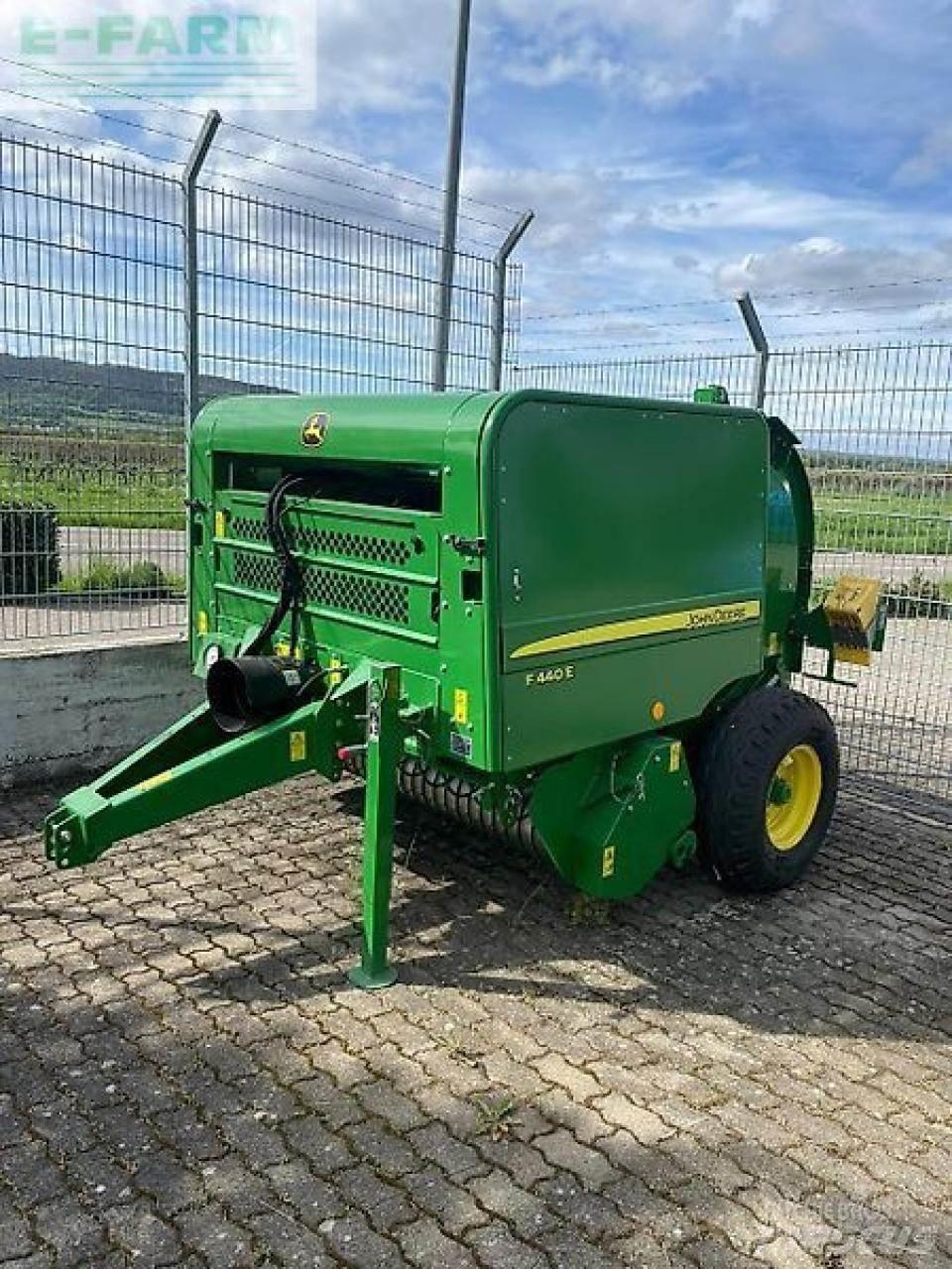 John Deere f440e Quaderpressen