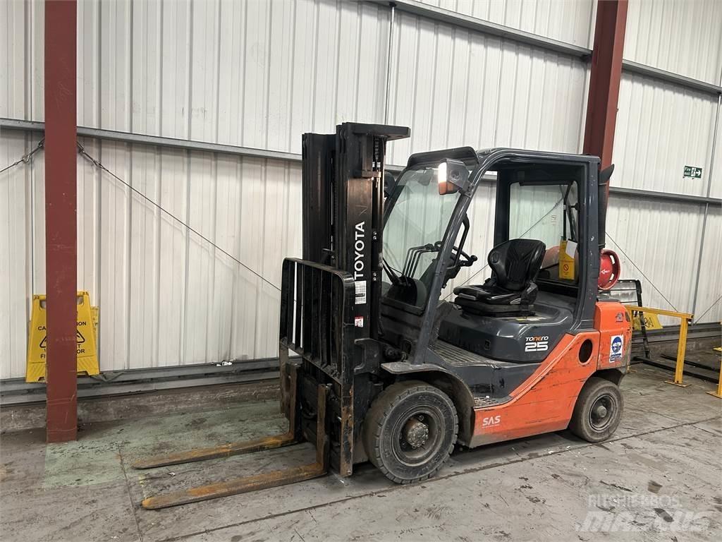 Toyota 02-8FGF25 Gas Stapler
