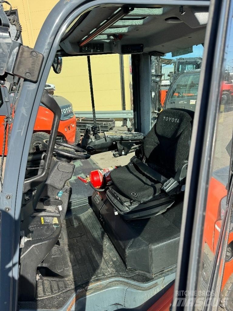 Toyota 52-8FDF25 Diesel Stapler