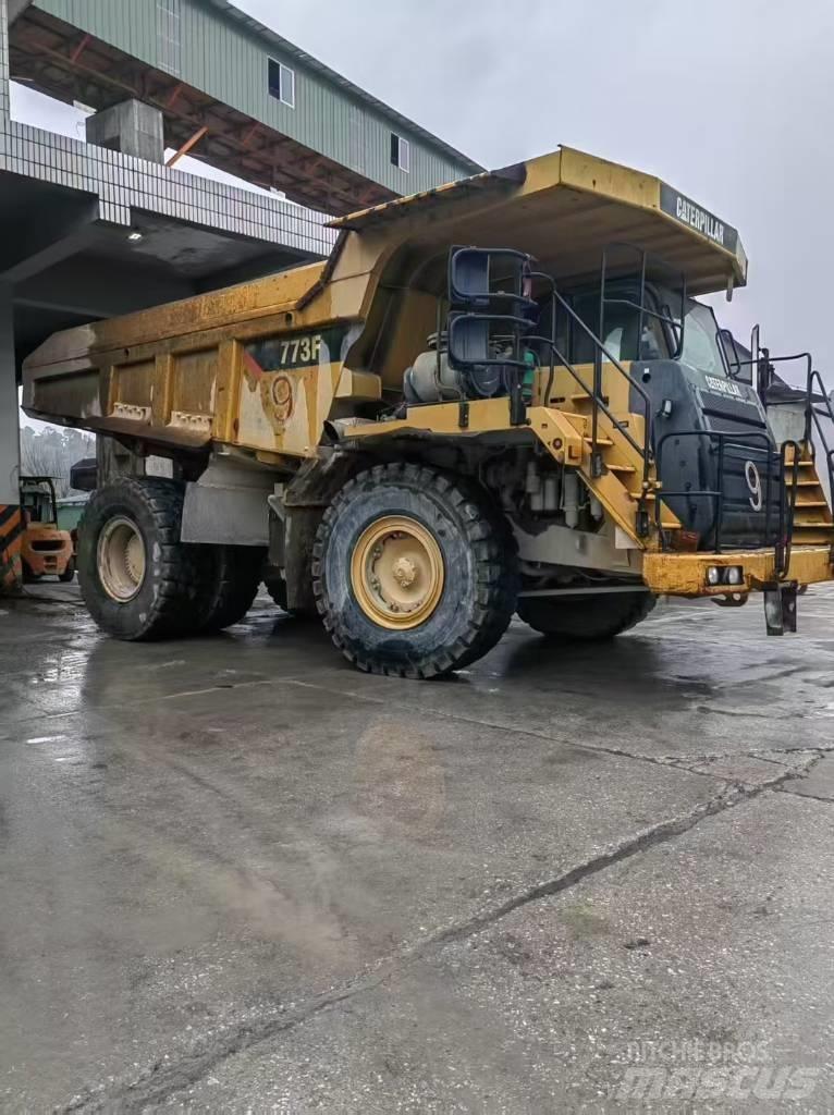 CAT 777E Dumper - Knickgelenk
