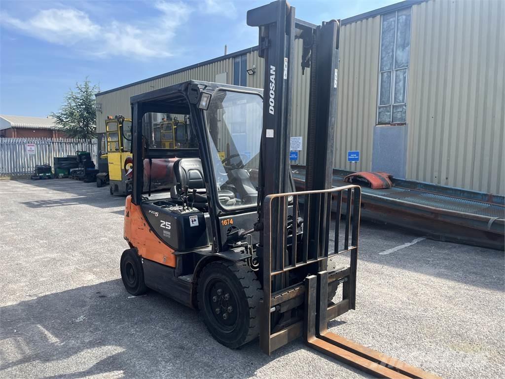 Doosan G25E-5 Gas Stapler