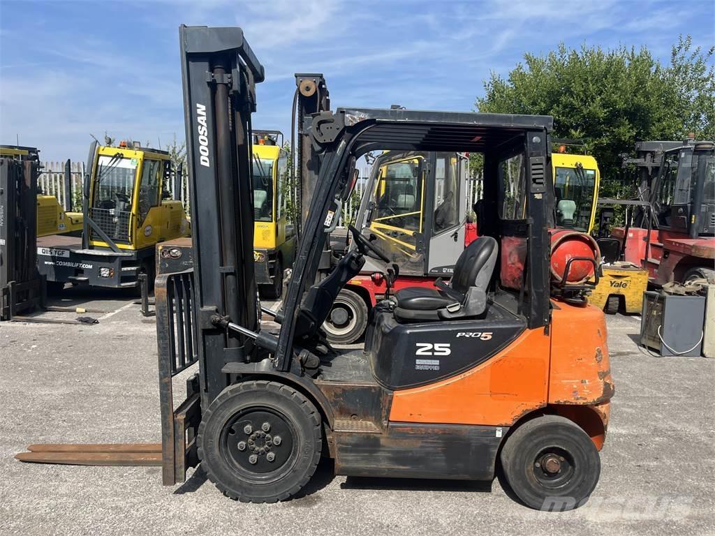 Doosan G25E-5 Gas Stapler