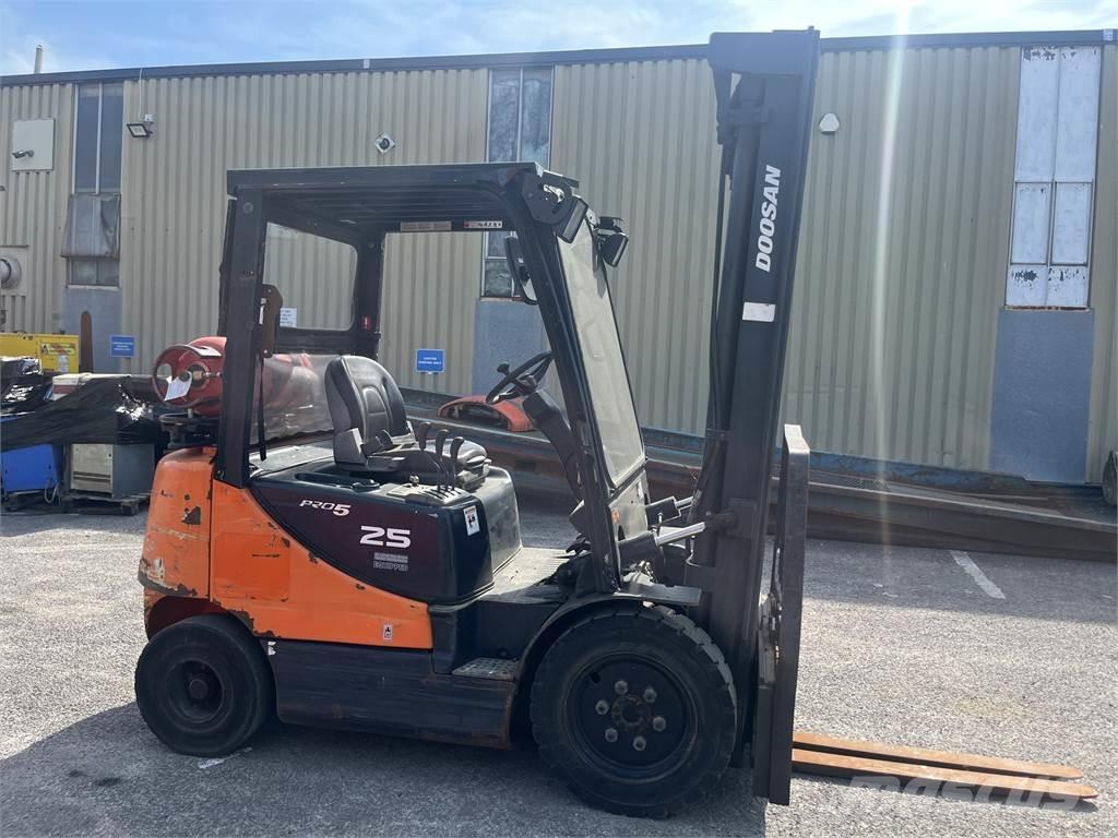 Doosan G25E-5 Gas Stapler