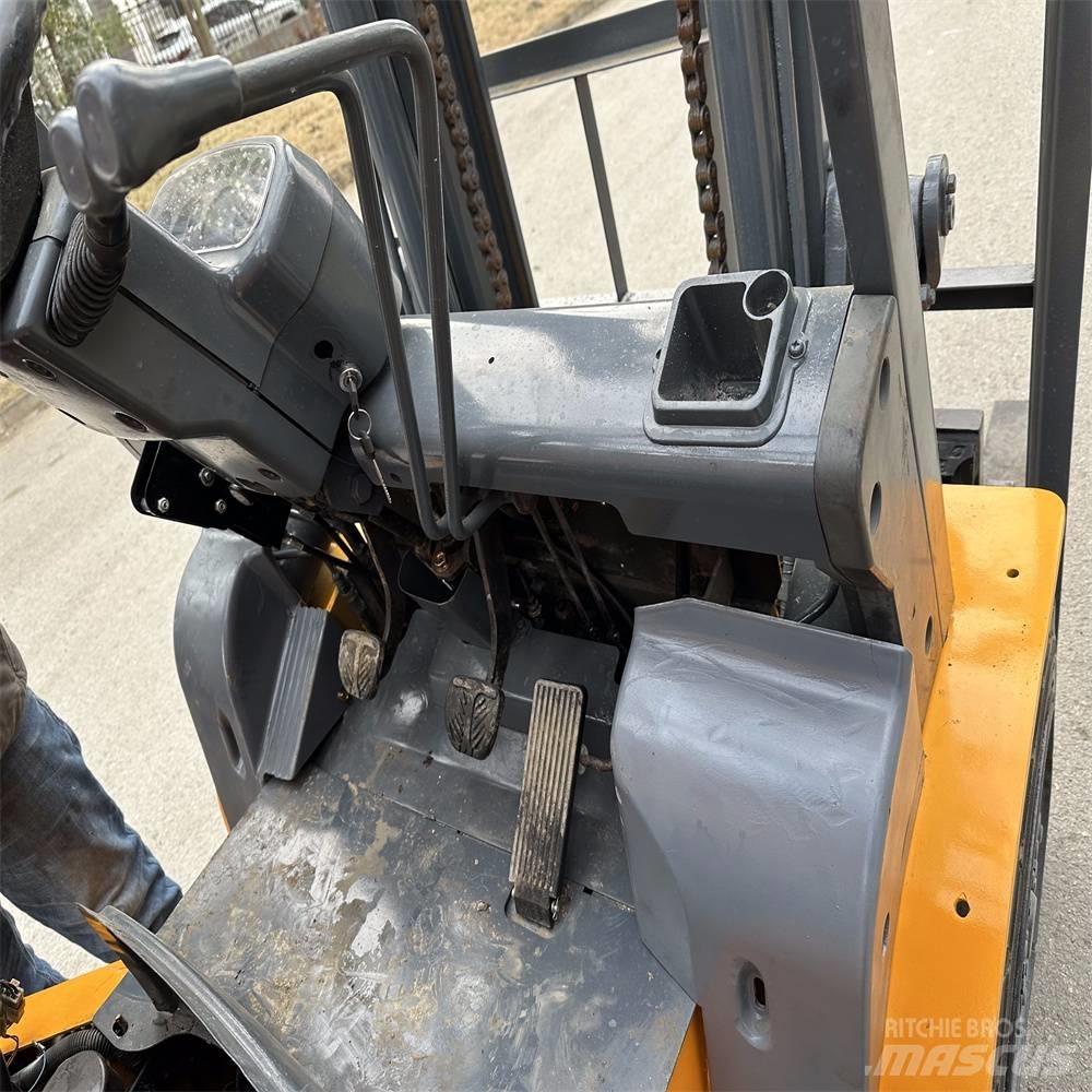 TCM FD30ZT Diesel Stapler