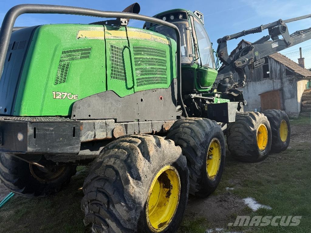 John Deere 1270 E Harvester