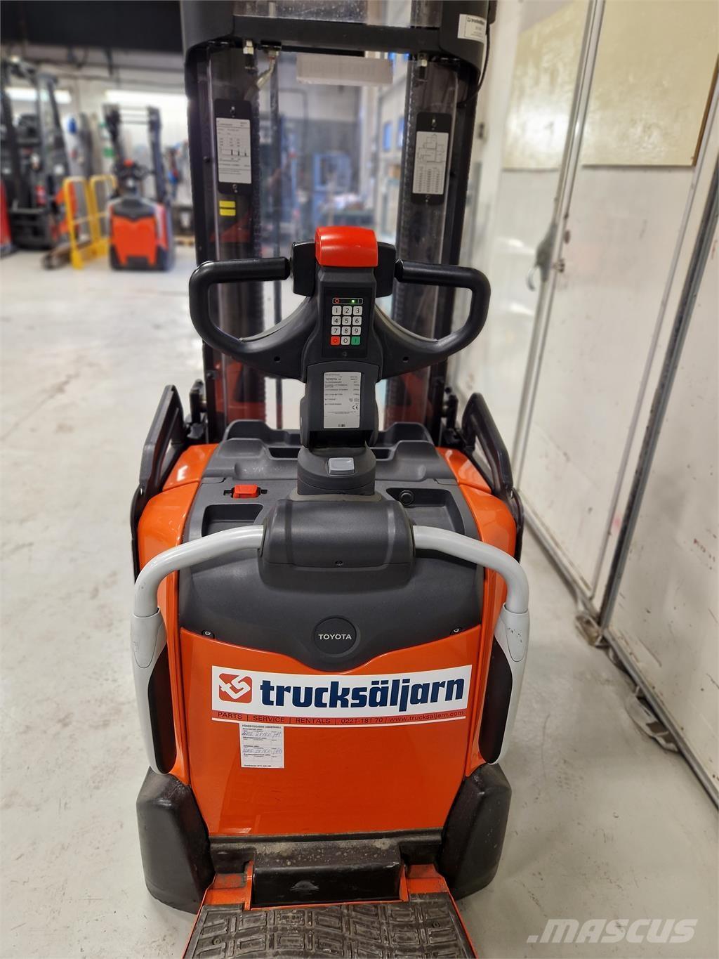 Toyota SPE120L Selbstfahrstapler