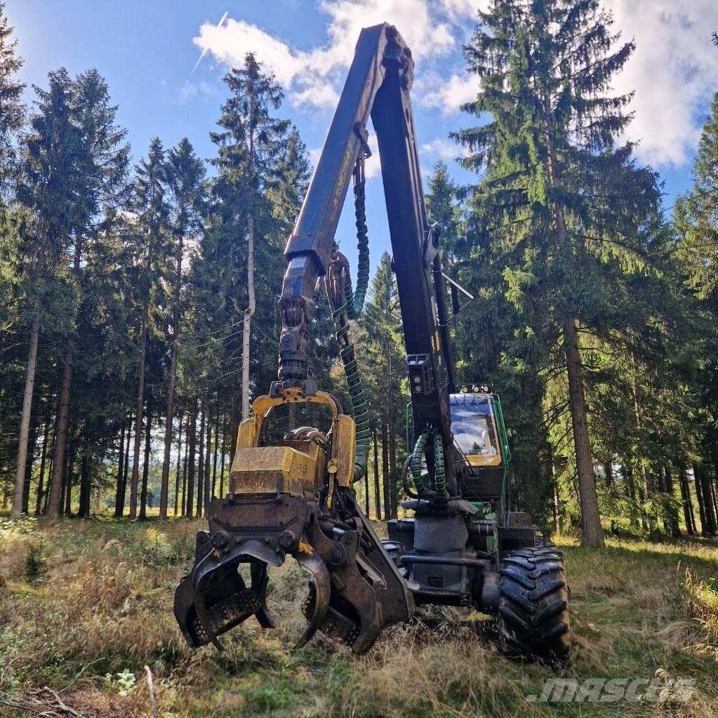John Deere 1270 G Harvester