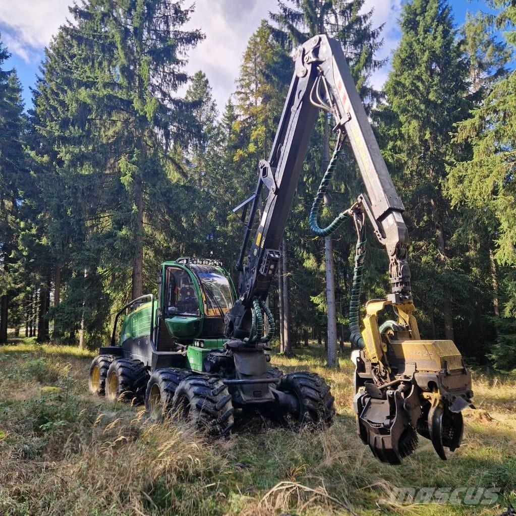 John Deere 1270 G Harvester