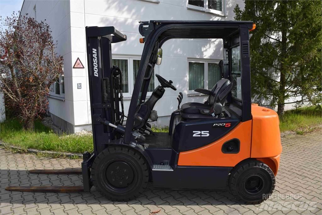 Doosan D 25 S-5 Diesel Stapler