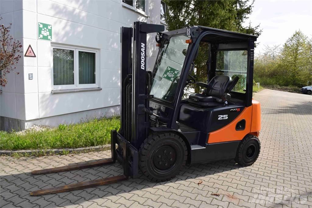 Doosan D 25 S-5 Diesel Stapler