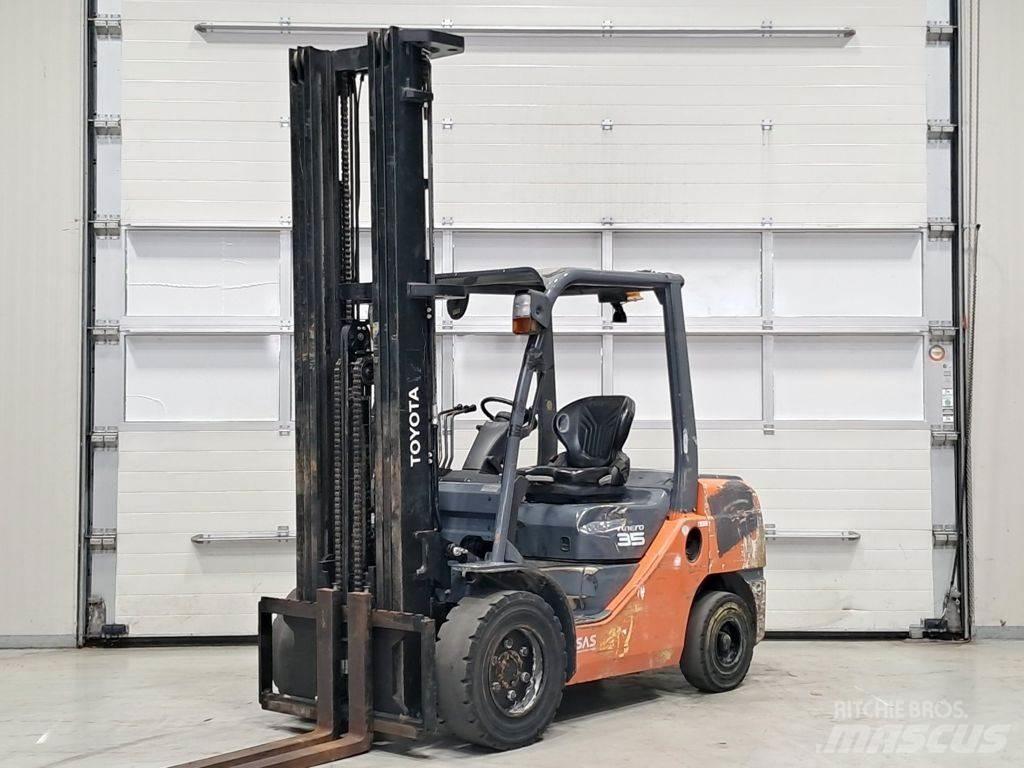 Toyota 02-8FDJF35 Diesel Stapler