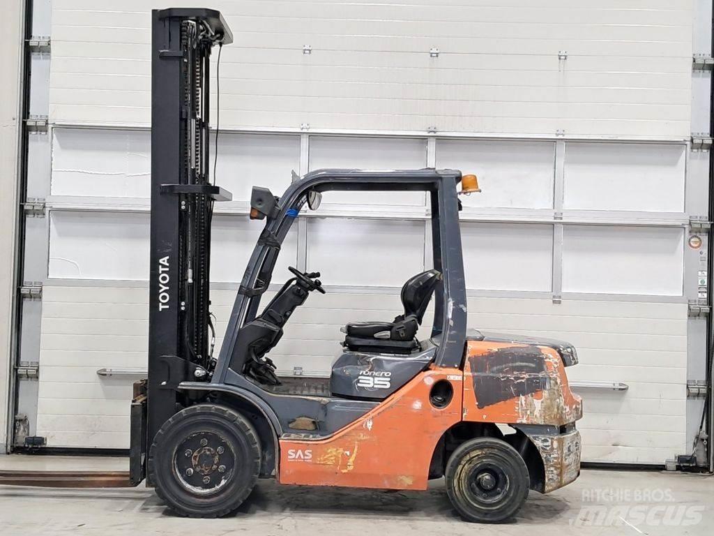 Toyota 02-8FDJF35 Diesel Stapler
