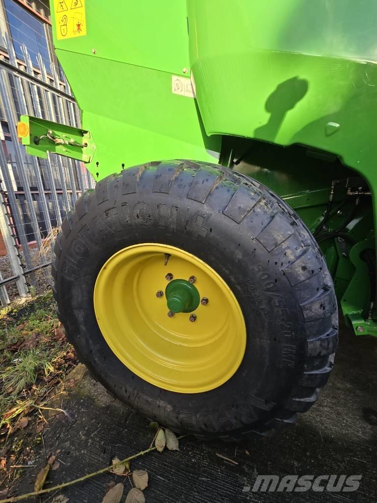 John Deere F441 M Rundballenpressen