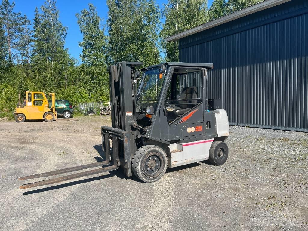 Nissan FGD02A320 Diesel Stapler