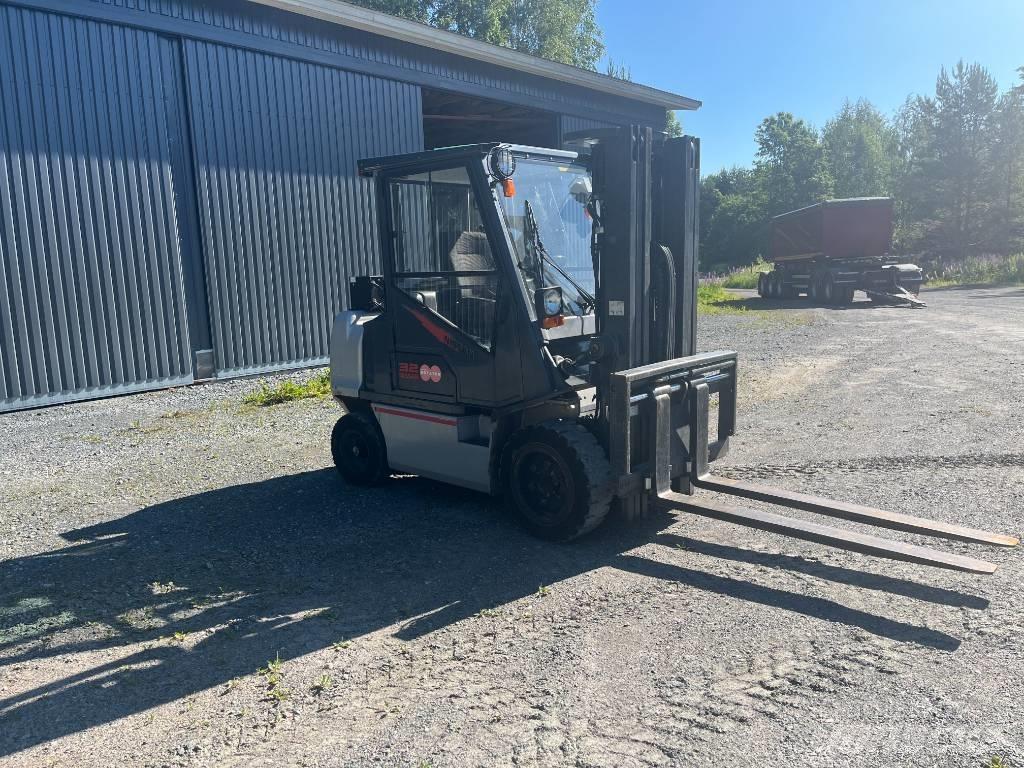 Nissan FGD02A320 Diesel Stapler
