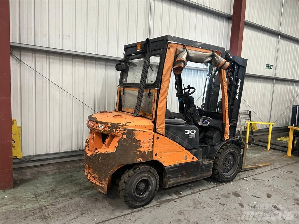 Doosan D30S-5 Diesel Stapler