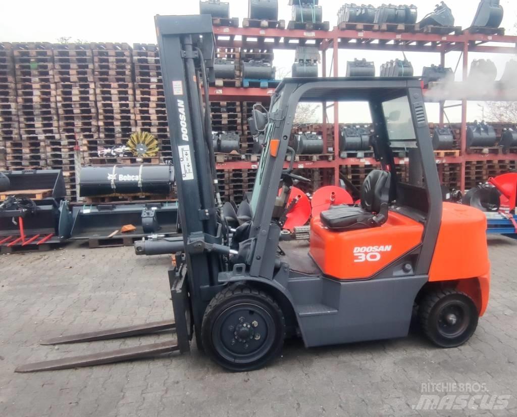 Doosan D 30 G Diesel Stapler