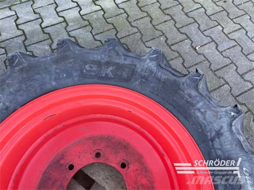 BKT 1X 320/70 R24 Doppelräder