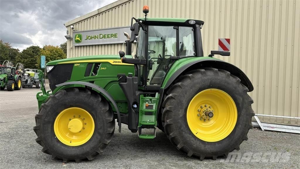 John Deere 6M240 Traktoren