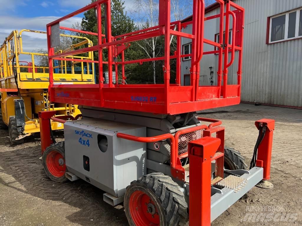 SkyJack SJ 6832 RT Scheren-Arbeitsbühnen