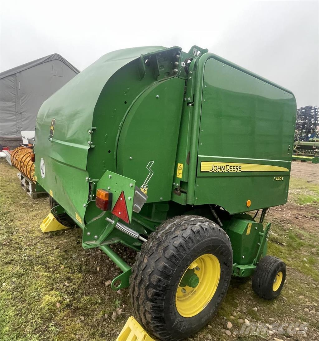 John Deere F 440 E Rundballenpressen