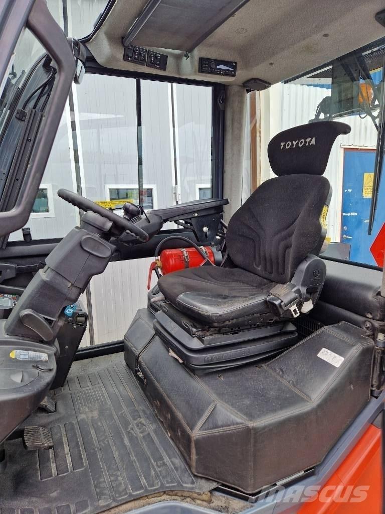 Toyota 8 FDJF 35 Diesel Stapler