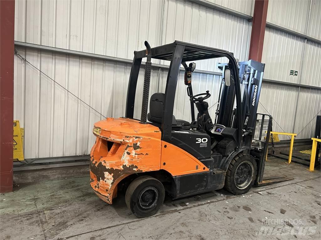 Doosan D30S-5 Diesel Stapler