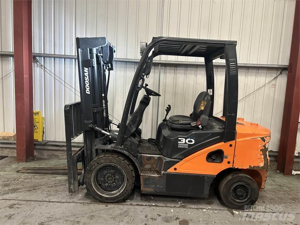 Doosan D30S-5 Diesel Stapler