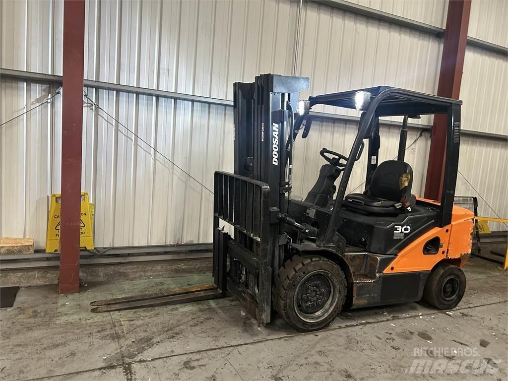 Doosan D30S-5 Diesel Stapler