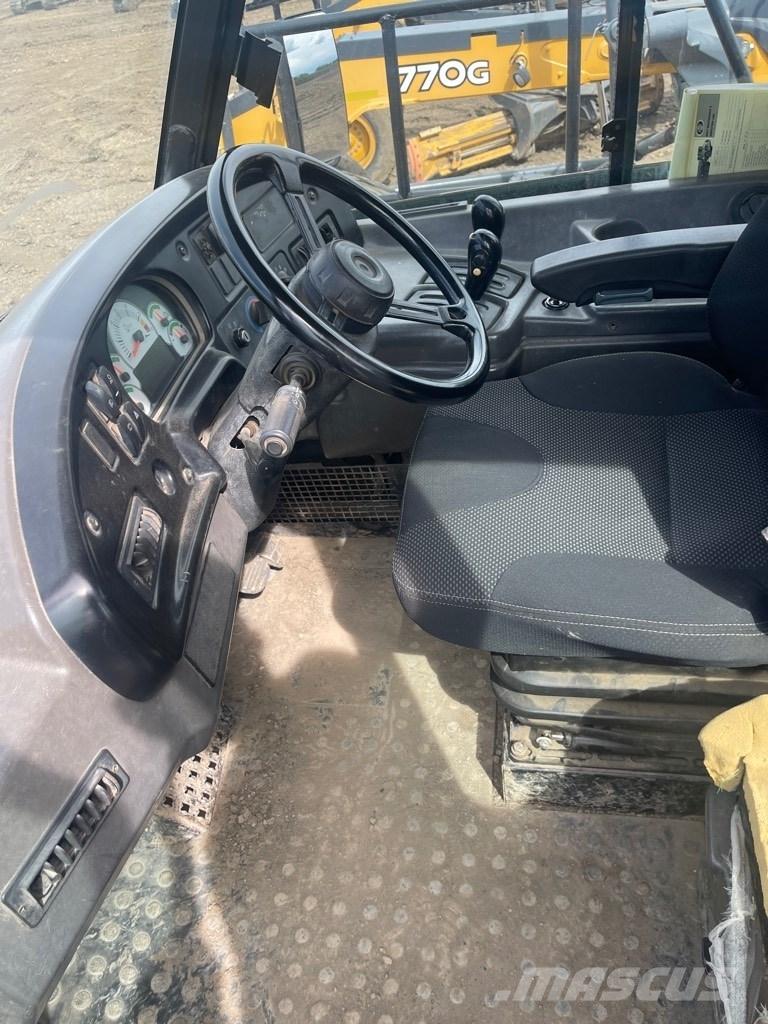 CAT 725 Dumper - Knickgelenk