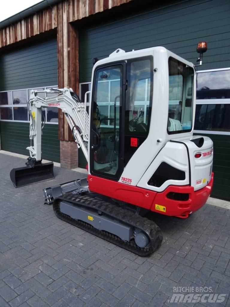 Takeuchi TB 225 Minibagger < 7t