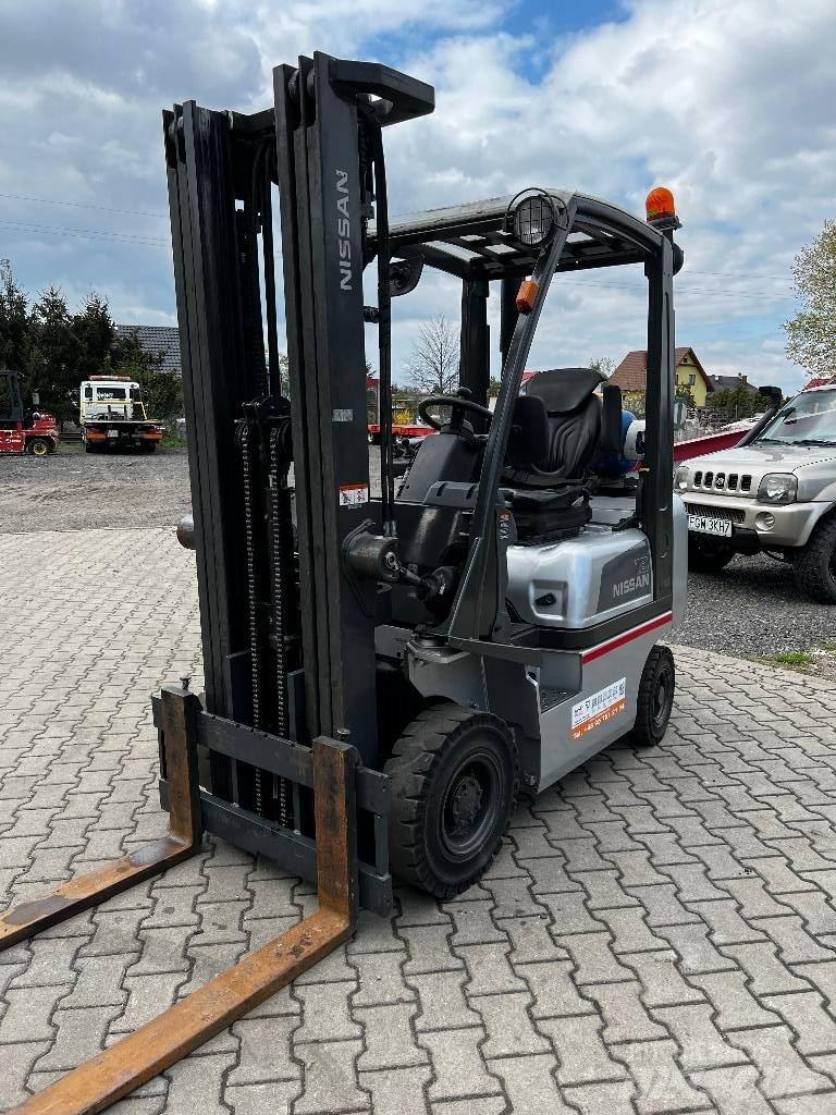 Nissan P1D1A18LQ Gas Stapler