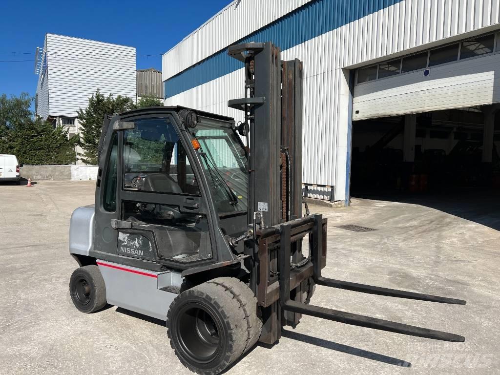 Nissan DX 30 Diesel Stapler