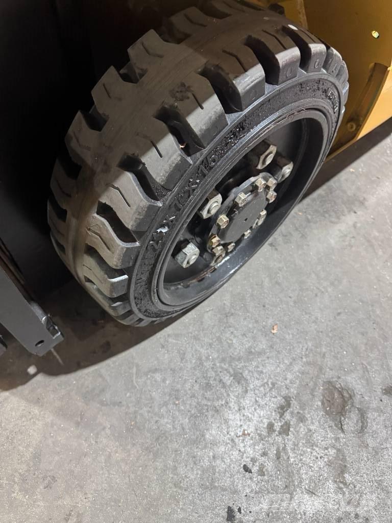 CAT FGC25N Andere Gabelstapler