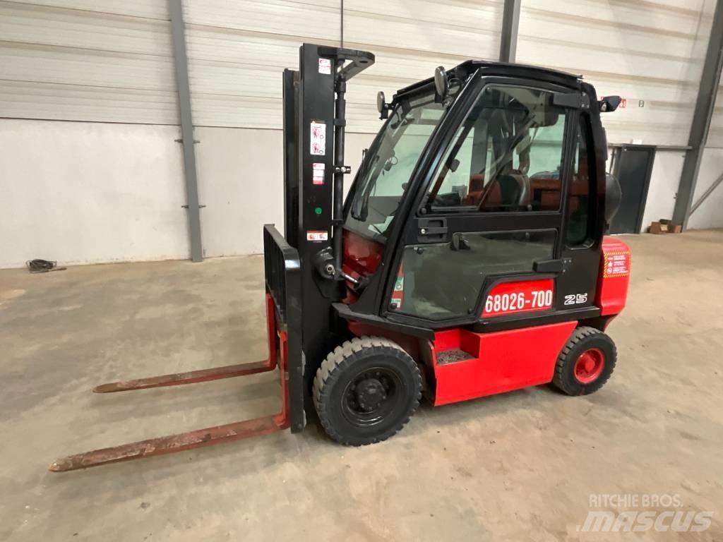Nissan U1 D2 A 25 LQ Gas Stapler
