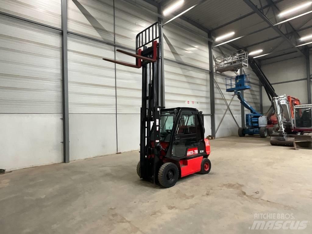 Nissan U1 D2 A 25 LQ Gas Stapler