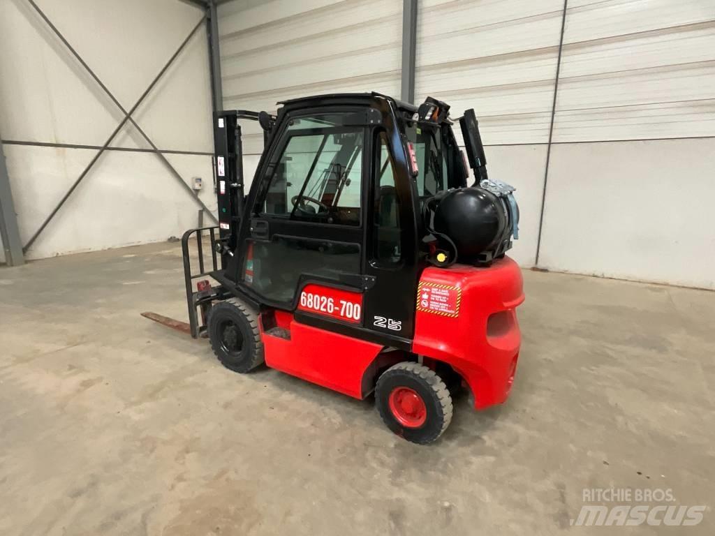 Nissan U1 D2 A 25 LQ Gas Stapler