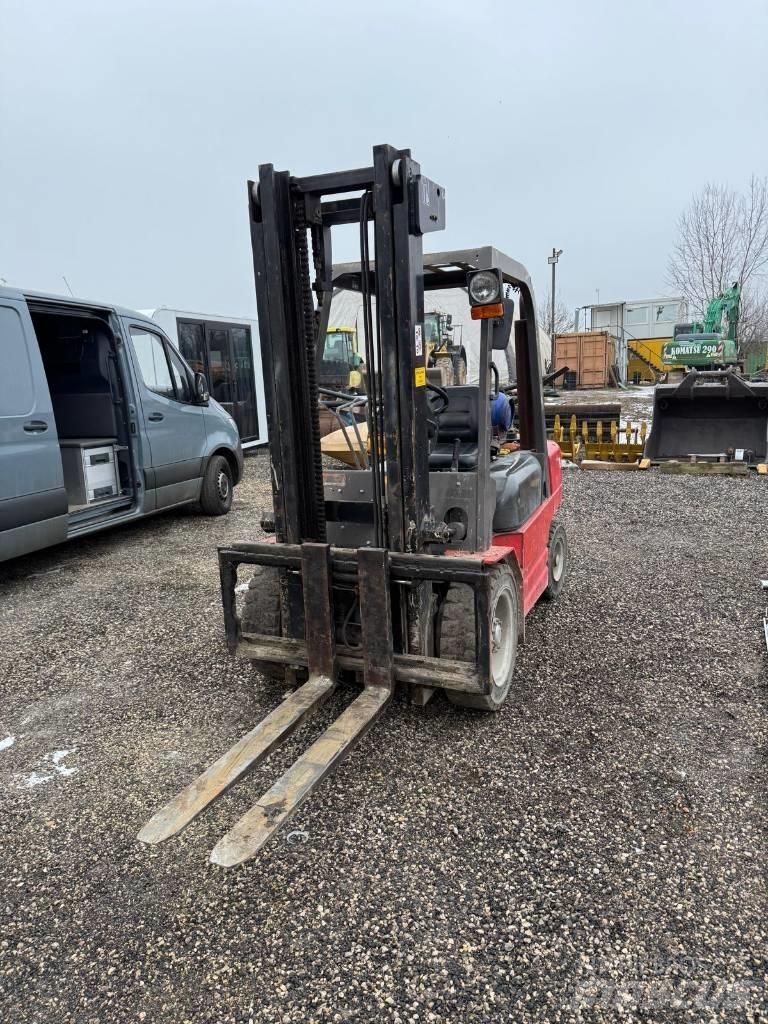 Manitou CG 30 P Gas Stapler