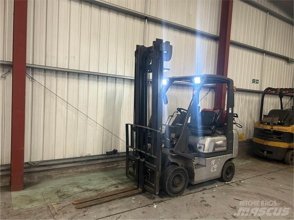 Nissan P1D1A18LQ Gas Stapler